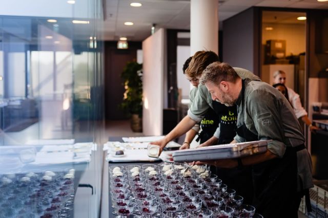 📢 Wij zoeken enthousiaste cateringmedewerkers! 🍽️

Ben jij gastvrij, hou je van lekker eten en werk je graag overdag? 
Antoine Catering is op zoek naar een cateringmedewerkers voor een gezellig bedrijfsrestaurant in Utrecht! 🎉

✔️ Parttime & flexibele uren
✔️ Werktijden: ma-vrij, (weekenden vrij!)
✔️ Goede arbeidsvoorwaarden & pensioen
✔️ Gezellige werkomgeving met leuke collega’s

Lijkt dit iets voor jou of ken je iemand die perfect past? Solliciteer nu! 📩 Stuur een bericht of mail naar gertjan@antoinecatering.nl 📞 0622987704

#vacature #catering #Horeca #WerkenInDeHoreca #Foodservice #Lunchbreak #nieuwebaan #antoinecatering