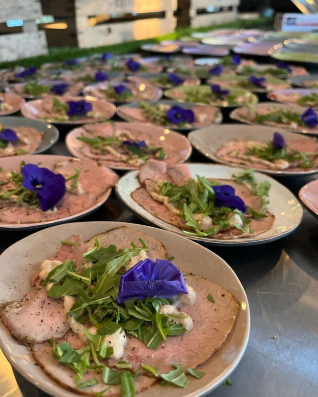 Voor onze vaste klant mochten we opnieuw zorgen voor een smakelijk hapjesbuffet – en wat was het een feestje om te maken!

Van heerlijke coquille tot huisgemaakte hartige lekkernijen: alles vers bereid en stijlvol gepresenteerd. We blijven dankbaar voor het vertrouwen en de fijne samenwerking.

Zin in een buffet dat net zo goed smaakt als het eruitziet? Neem contact met ons op! @antoinecatering